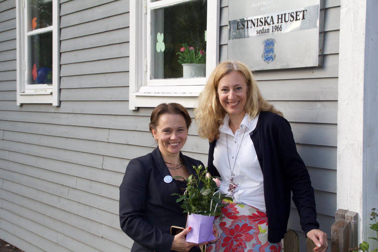 Sirle Sööt ja Kaja Jakobsen 2016-05-28 Göteborgi Eesti Maja ees.jpg